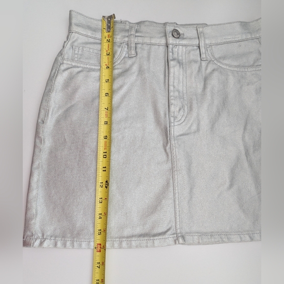 NWT DKNY Women's (Size 26) Silver Metallic-Foiled High-Rise Mini Skirt - Picture 14 of 16